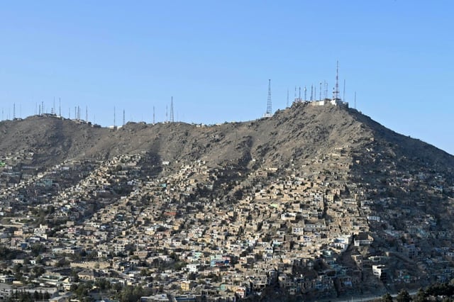 Une vue générale montre les antennes de télécommunications au sommet d'une colline à Kaboul, le 29 septembre 2025, à la suite d'une coupure nationale des télécommunications.