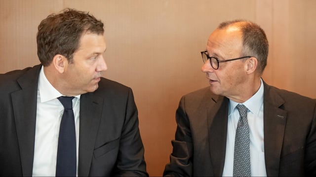Lars Klingbeil und Friedrich Merz schauen sich an