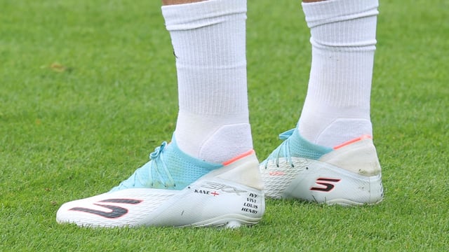 Harry Kane trägt spezielle Skechers-Schuhe, die die Namen seiner vier Kinder zeigen.