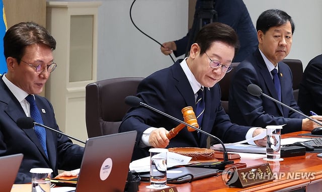 President Lee Jae Myung (C) bangs the gavel to open a Cabinet meeting at the presidential office in Seoul on Sept. 30, 2025. (Yonhap)