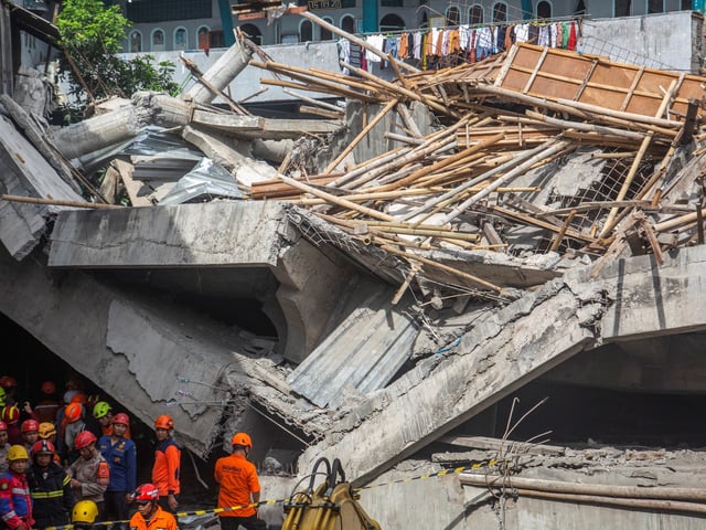 SIDOARJO (Indonesia), 30/09/2025.- Rescuers search for survivors of a collapsed building at an Islamic boarding school in Sidoarjo, East Java, Indonesia, 30 September 2025. Dozens of students were injured, and others are feared to be trapped, after a prayer hall collapsed while students were performing the afternoon prayer at the Al-Khoziny Islamic boarding school in East Java on 29 September. EFE/EPA/FULLY HANDOKO