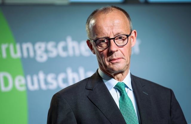 Bundeskanzler Friedrich Merz (CDU) sieht das Deutschland vor großen sicherheitspolitischen Herausforderungen. "Wir sind nicht im Krieg, aber wir sind auch nicht mehr im Frieden", sagte Merz am Montagabend.