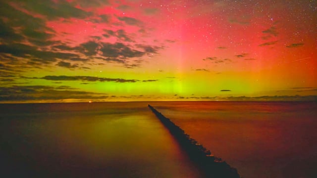 Der Himmel über Schleswig-Holstein und Mecklenburg-Vorpommern bot ein farbenprächtiges Schauspiel.