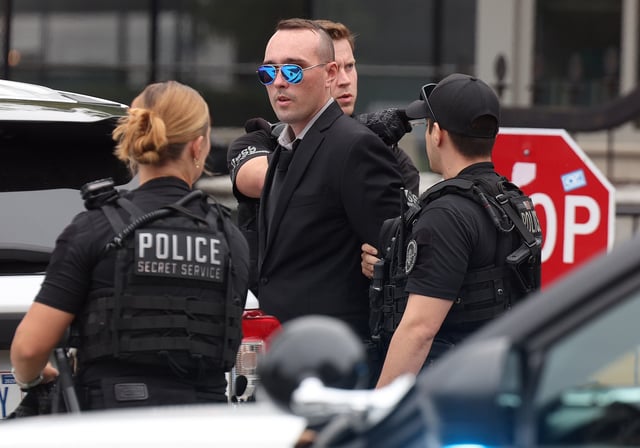 WASHINGTON, DC - SEPTEMBER 29: Members of the U.S. Secret Service detain an individual after they scaled the fence at the White House complex on September 29, 2025 in Washington, DC. Protesters gathered at the White House to demonstrate against the visit of Israeli Prime Minister Benjamin Netanyahu. (Photo by Tasos Katopodis/Getty Images)