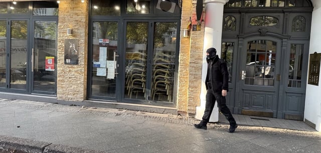 Ein Polizist am Einsatzort in Berlin-Neukölln