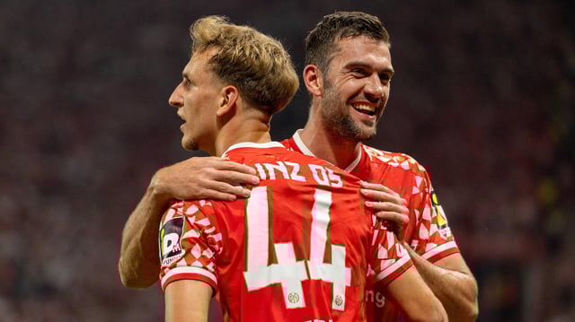 Stefan Bell und Nelson Weiper nach dem 1:0