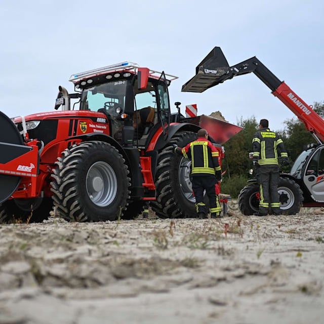 Wiesmoor – Ein Feuerwehrwagen auf dicken Reifen: In Wiesmoor (Landkreis Aurich) rückt d...