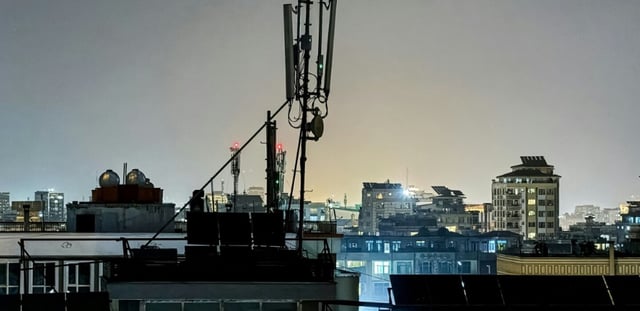 Une vue générale montre une antenne de télécommunications installée pour les services Internet sur le toit d'une maison à Kaboul, tard dans la soirée du 29 septembre 2025, à la suite d'une coupure nationale des télécommunications.