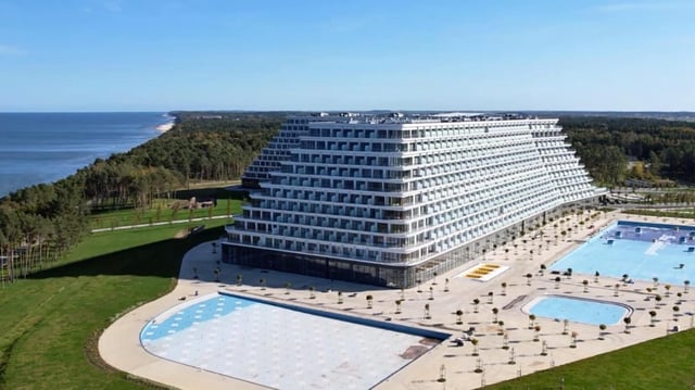 Das gigantische Luxushotel Gołębiewski eröffnet demnächst an der polnischen Ostseeküste. Mit 13 Stockwerken, 1200 Zimmern und Platz für rund 3000 Gäste wird es das größte Hotel in ganz Polen sein. Das Video zeigt den Koloss direkt am Meer.