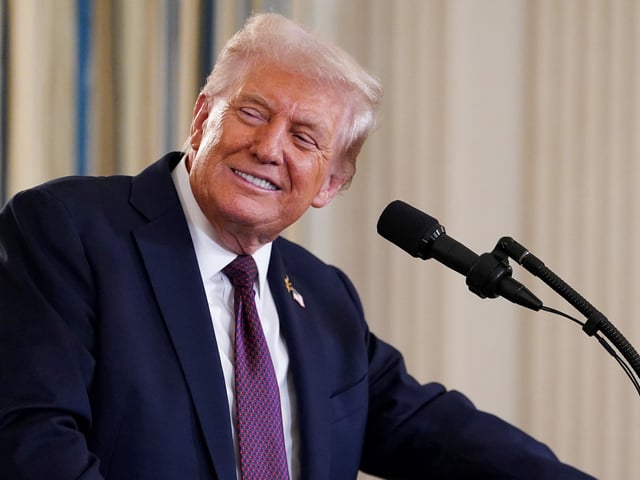 WASHINGTON (United States), 29/09/2025.- US President Donald Trump speaks at a joint press conference with Israeli Prime Minister Benjamin Netanyahu, in the State Dining Room of the White House in Washington, DC, USA, 29 September 2025. In their Oval Office meeting, Trump pressed Netanyahu to accept a peace deal to end Israel’s on-going war in Gaza, and for Hamas to free their remaining hostages. EFE/EPA/WILL OLIVER / POOL
