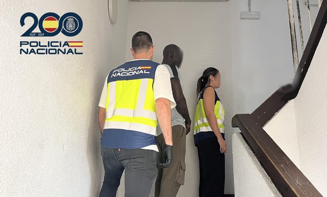Dos agentes de la Policía Nacional junto al hombre detenido por los asaltos en Palma.