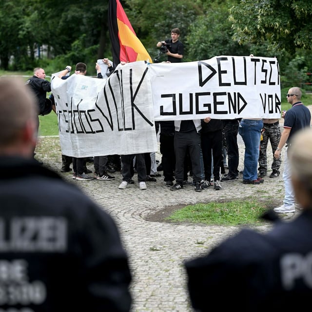 Die rechtsextreme Gruppierung „Deutsche Jugend Voran“ demonstrierte am Rande des CSD. Mitglieder sollen Journalisten angegriffen haben.