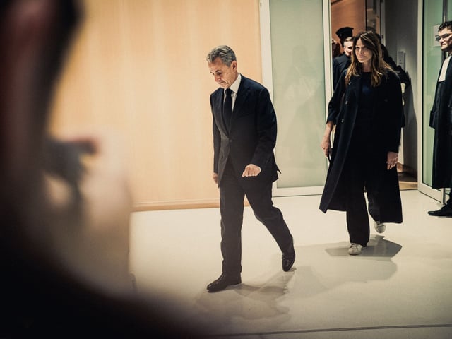 Nicolas Sarkozy quitte le tribunal correctionnel de Paris après le verdict de son procès pour l’affaire du financement libyen de sa campagne présidentielle, le 25 septembre.