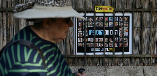 Portraits d'otages retenus dans la bande de Gaza, à Jérusalem le 28 septembre 2025