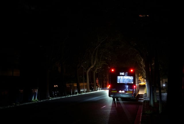 Die nächtliche Heimfahrt am Wochenende mit Bus und Tram ist laut einer Analyse des ADAC nicht in allen deutschen Großstädten ohne Weiteres möglich. Vor allem für unter 18-Jährige wird es vor Mitternacht schwierig, wie der Automobilklub mitteilte.