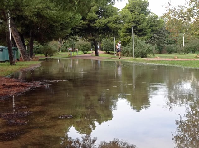 El temporal llena de piscinas el jardín del Turia