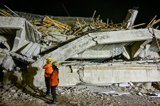 Les secours inspectent le site de l'effondrement d'une école islamique à Sidoarjo, en Indonésie, le 29 septembre 2025