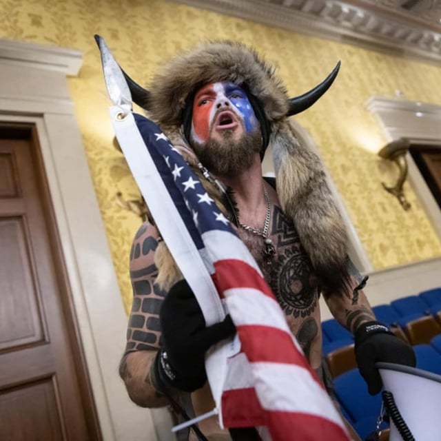 Jacob Chansley, bekannt als der "QAnon-Schamane", im US-Kapitol, nachdem das Gebäude am 6. Januar 2021 von einem Mob gestürmt wurde.