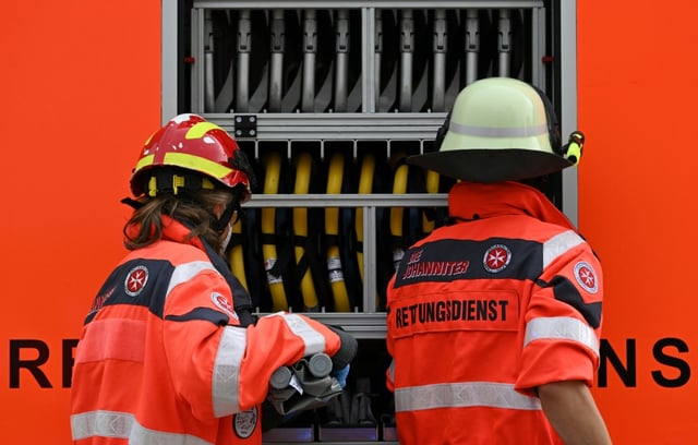 Einsatzkräfte der Feuerwehr haben im niedersächsischen Hatten sechs junge Rinder aus einer Güllegrube gerettet. Sie fielen durch eingestürzte Böden in die Grube unter dem Stall, wie die Kreisfeuerwehr Oldenburg mitteilte.