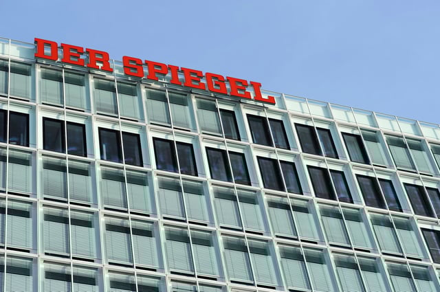 Spiegel-Logo am Verlagshaus in Hamburg, aufgedeckter Betrugsfall bei dem Spiegel-Magazin