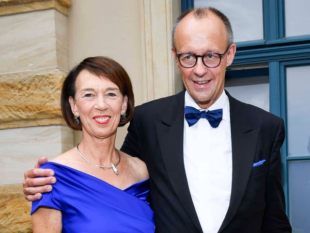 Friedrich Merz mit seiner Frau Charlotte bei den Wagner-Festspielen 2025.