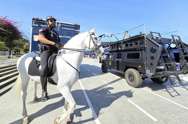 "Exposición de Medios" de la Policía Nacional en el paseo de As Avenidas de Vigo.