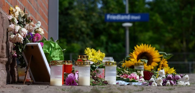 Kerzen und Blumen stehen in Friedland