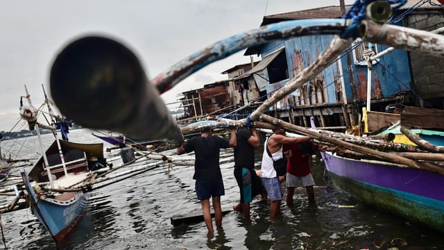En la provincia septentrional de Ninh Binh, donde el tifón provocó un tornado que arrasó una decena de casas.