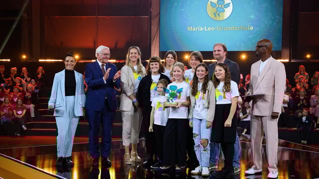 Frank-Walter Steinmeier übergibt den Hauptpreis des Deutschen Schulpreises an Schülerinnen, Schüler und Lehrkräfte der Maria-Leo-Grundschule in Berlin.