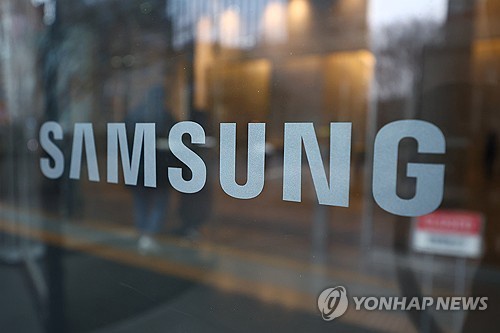 Samsung expected to unveil tri-folding smartphone at APEC summit: sources - 1