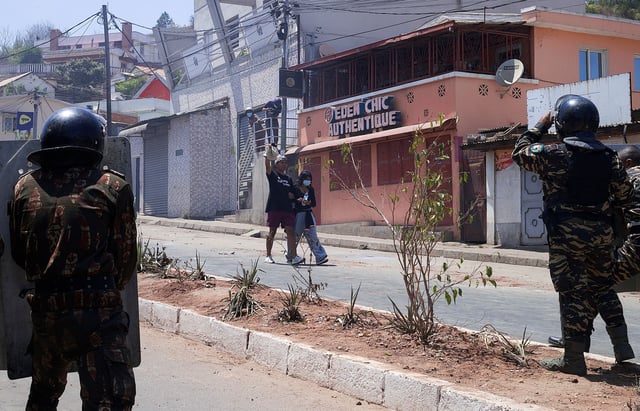 Protesters react as Malagasy riot police work to disperse them during a demonstration against frequent power outages and water shortages, near the University of Antananarivo, Madagascar September 29, 2025. REUTERS/Zo Andrianjafy