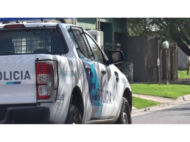 Los policías realizaron diferentes procedimientos en el vecindario para apresar a los atacantes.