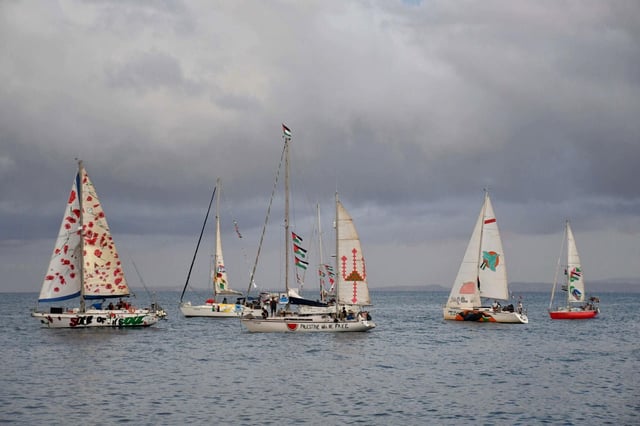 Una flotilla de barcos abandona el puerto de San Giovanni Li Cuti in Catania,