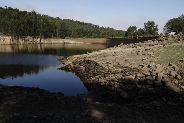 El embalse de Baíña, al 31,98%, nivel similar al actual, a mediados de octubre de 2022.