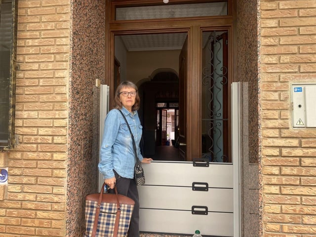 Vicenta, en la puerta de su casa frente al barranco de la Saleta de Aldaia.