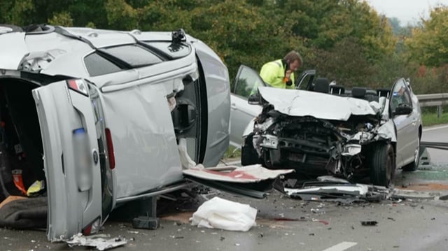 Am Dienstagmorgen ereignete sich ein schwerer Verkehrsunfall auf der Bundesstraße 16 bei Donauwörth. Daran waren drei Autos beteiligt. Dabei kam eine Person ums Leben.