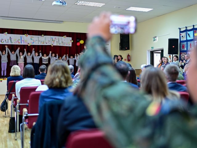 Schülerinnen und Schüler singen während der Eröffnung der Deutschen Schule Vilnius. Die Schule ist für Kinder der Angehörigen der Brigade Litauen konzipiert.