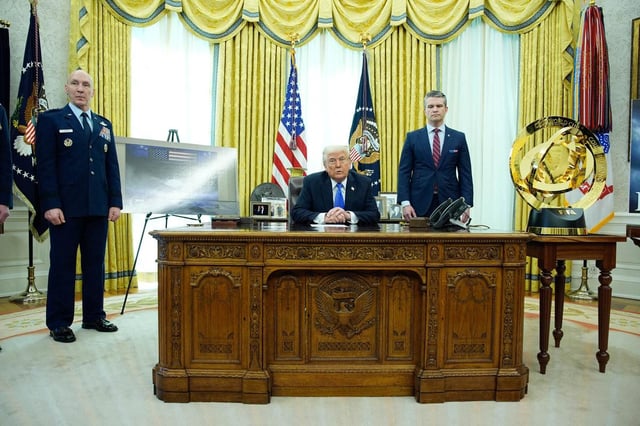 Donald Trump et le secrétaire à la Défense, Pete Hegseth, dans le Bureau ovale.