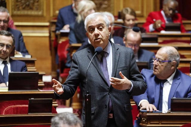 Le sénateur français Roger Karoutchi lors d’un débat sur le projet de loi du gouvernement relatif à l’immigration au Sénat français à Paris, le 7 novembre 2023.