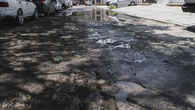 Colonias como Los Sauces, El Rocío, Insurgentes, Satélite, Loma Bonita y desarrollos como San Pablo, Peñuelas y Villas de Santiago presentan múltiples baches.