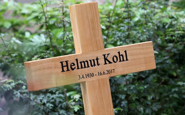 Zum 35. Jahrestag der Wiedervereinigung wird eine Straße in Berlin nach dem ehemaligen Bundeskanzler Helmut Kohl (CDU) benannt. Der Senat stimmte einer entsprechenden Vorlage zu, wie das Land mitteilte.