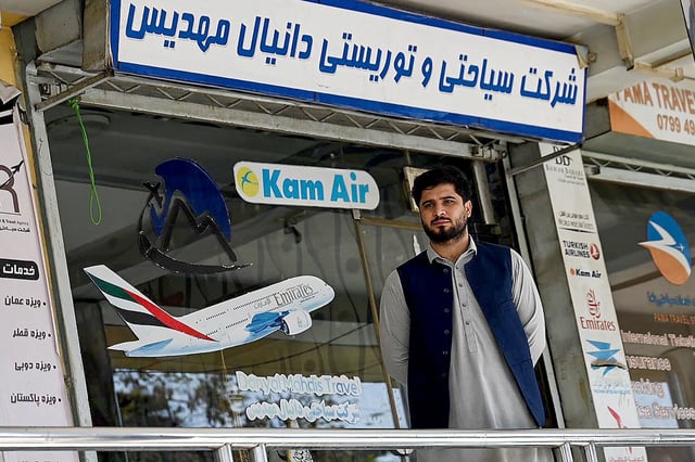Un empleado afgano de una agencia de viajes se encuentra frente a su oficina durante un corte de telecomunicaciones en Kabul, Afganistán, el 30 de septiembre de 2025. (Foto de Wakil KOHSAR / AFP).