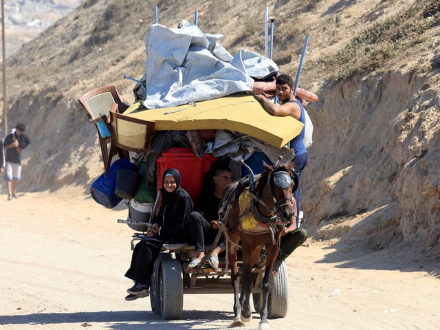 Palestinos desplazados huyen del norte de Gaza. Foto: Reuters 