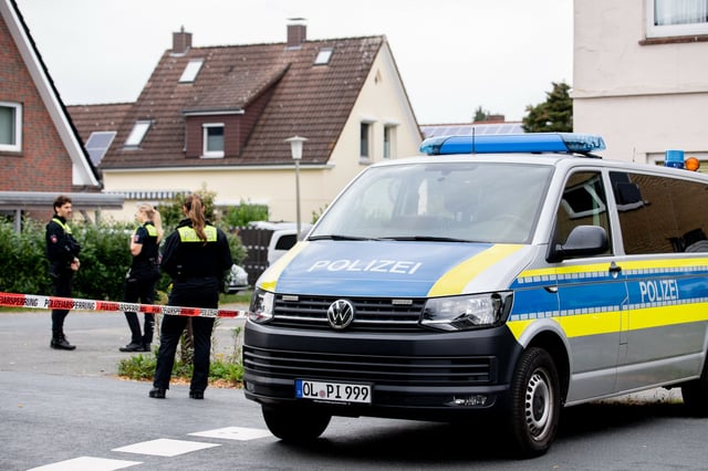 Ein Mann soll seine Kinder und seine Partnerin im niedersächsischen Oldenburg erschossen haben.