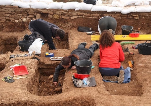 Trabajos de excavación de fosas en el cementerio de la Salud