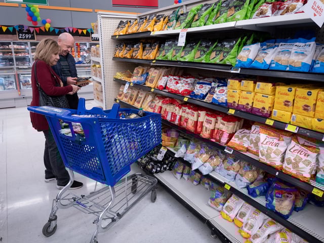 El Indec difundió la inflación de julio que estuvo en el 6,3%. El dato poco interesa, ahora la mirada está fija en agosto y hacia adelante. La devaluación del 22% y la trepada del dólar le metieron presión a los precios y hay aumentos entre el 15% y 25%.
Inflacion en supermercados, góndolas
Carlos y Silvia buscan los mejores precios 
 
 Foto: Ignacio Blanco / Los Andes