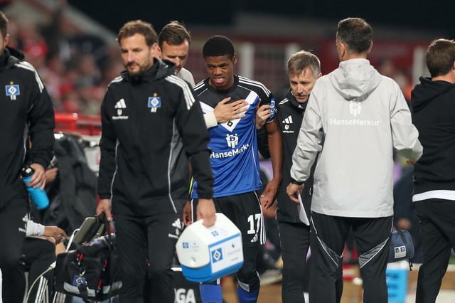Warmed Omari wurde in Berlin von den HSV-Medizinern vom Platz begleitet.
