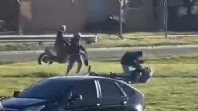 Uno de los asaltantes bajó de la motocicleta en la que venía y, mediante ademanes y amenazas, le robó a la pareja su Honda Tornado.