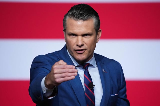 El secretario de Guerra de EE. UU., Pete Hegseth, habla con altos líderes militares en la Base del Cuerpo de Marines de Quantico el 30 de septiembre de 2025 en Quantico, Virginia.