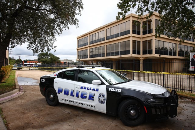 Un vehículo del Departamento de Policía de Dallas se encuentra cerca de la escena de un tiroteo cotra el Servicio de Inmigración y Control de Aduanas (ICE) en Dallas, Texas, el 24 de septiembre de 2025. (Foto de Aric Becker / AFP).